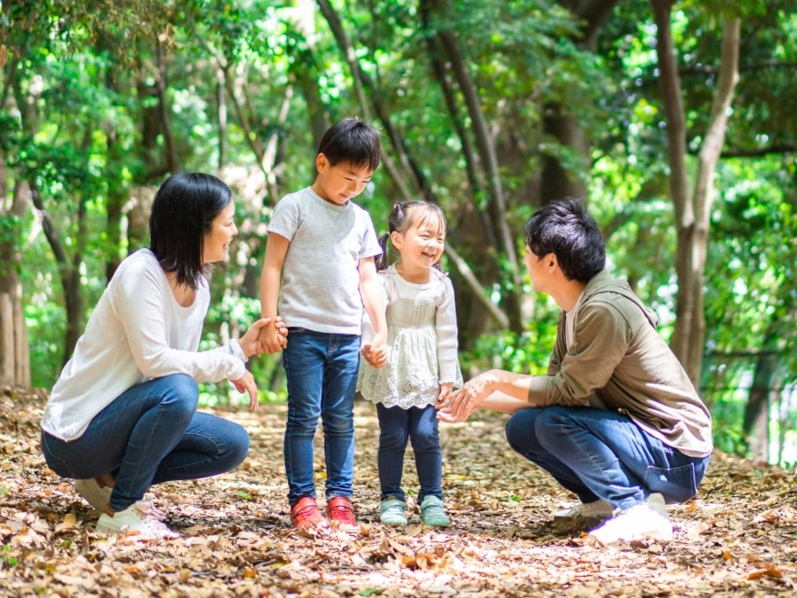 森で遊ぶ家族