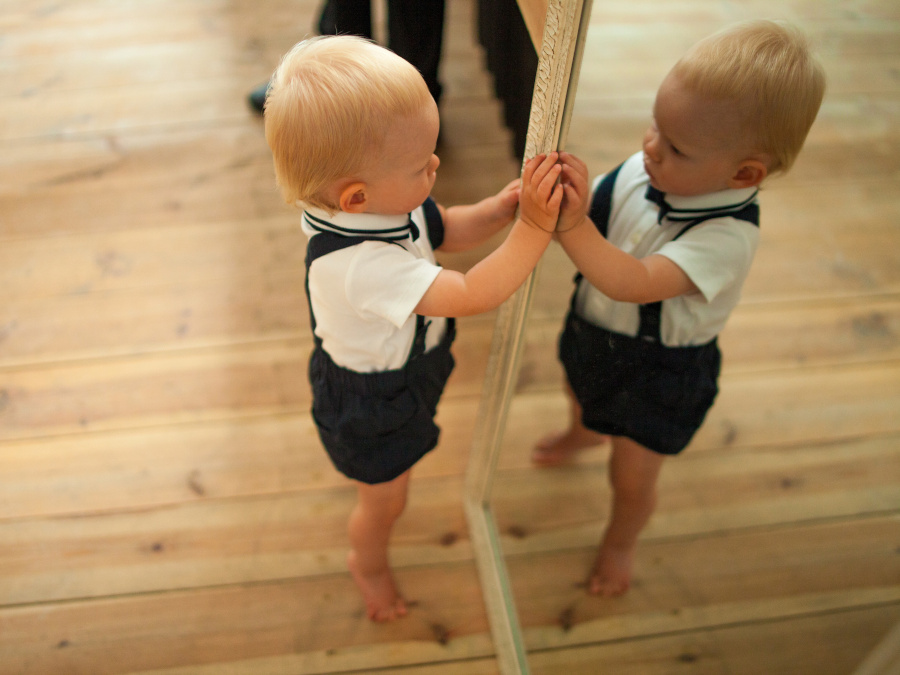 鏡を見つめる男の子