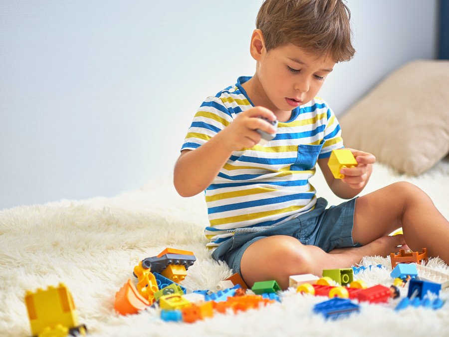 レゴで遊ぶ子供