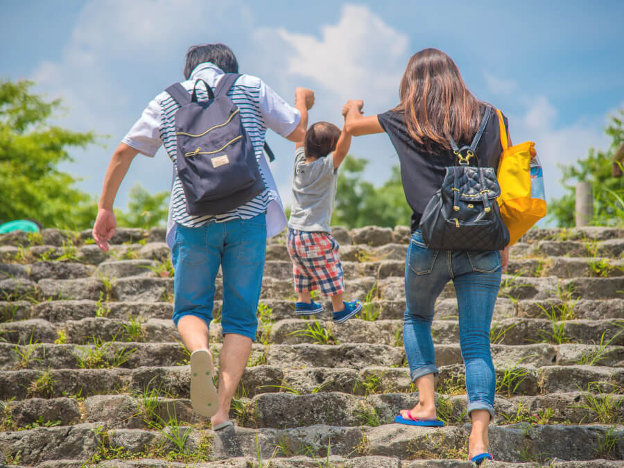子どもを持ちあげる親