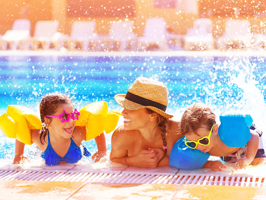 プールで遊ぶ家族