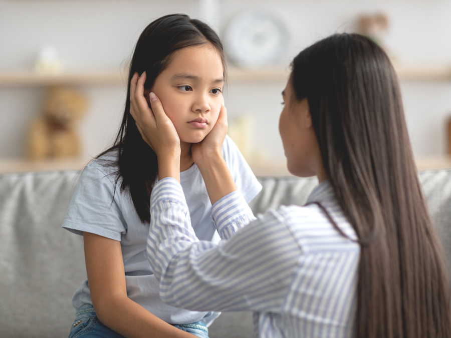 子どものしつけをする女性